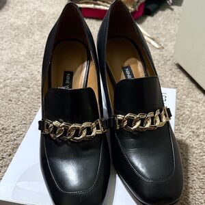 Nine West Black Flats with Gold Chain Accent.  Excellent condition.  It’s a must